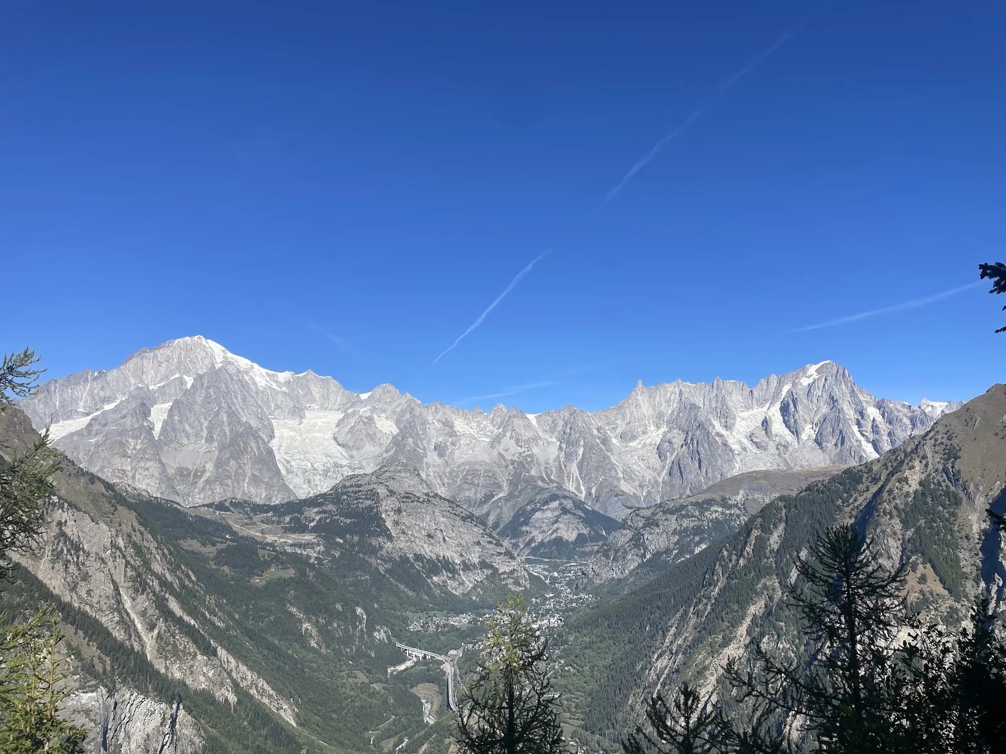 Le massif du Mont-Blanc sous un ciel bleu, au-dessus de la vallée de Courmayeur