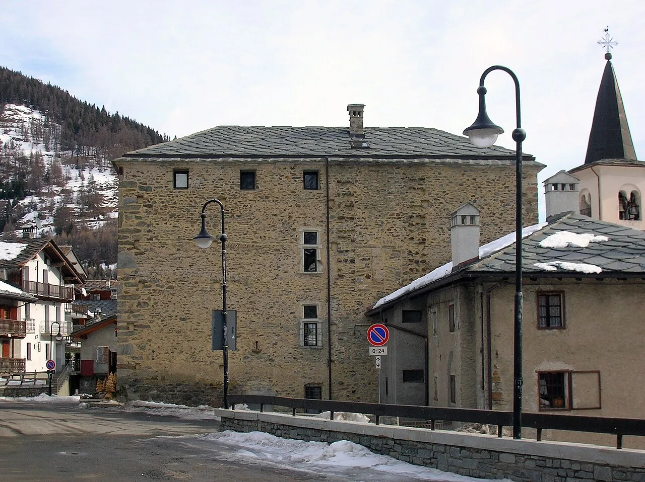 Le Château de Bosses – Une maison forte sur la route du Grand-Saint-Bernard, devenue lieu d'expositions