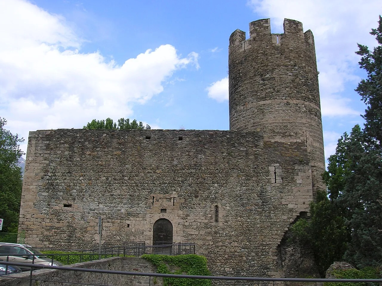 Le Château de Bramafam – Le château des vicomtes de Challant, bâti sur une porte de la ville romaine