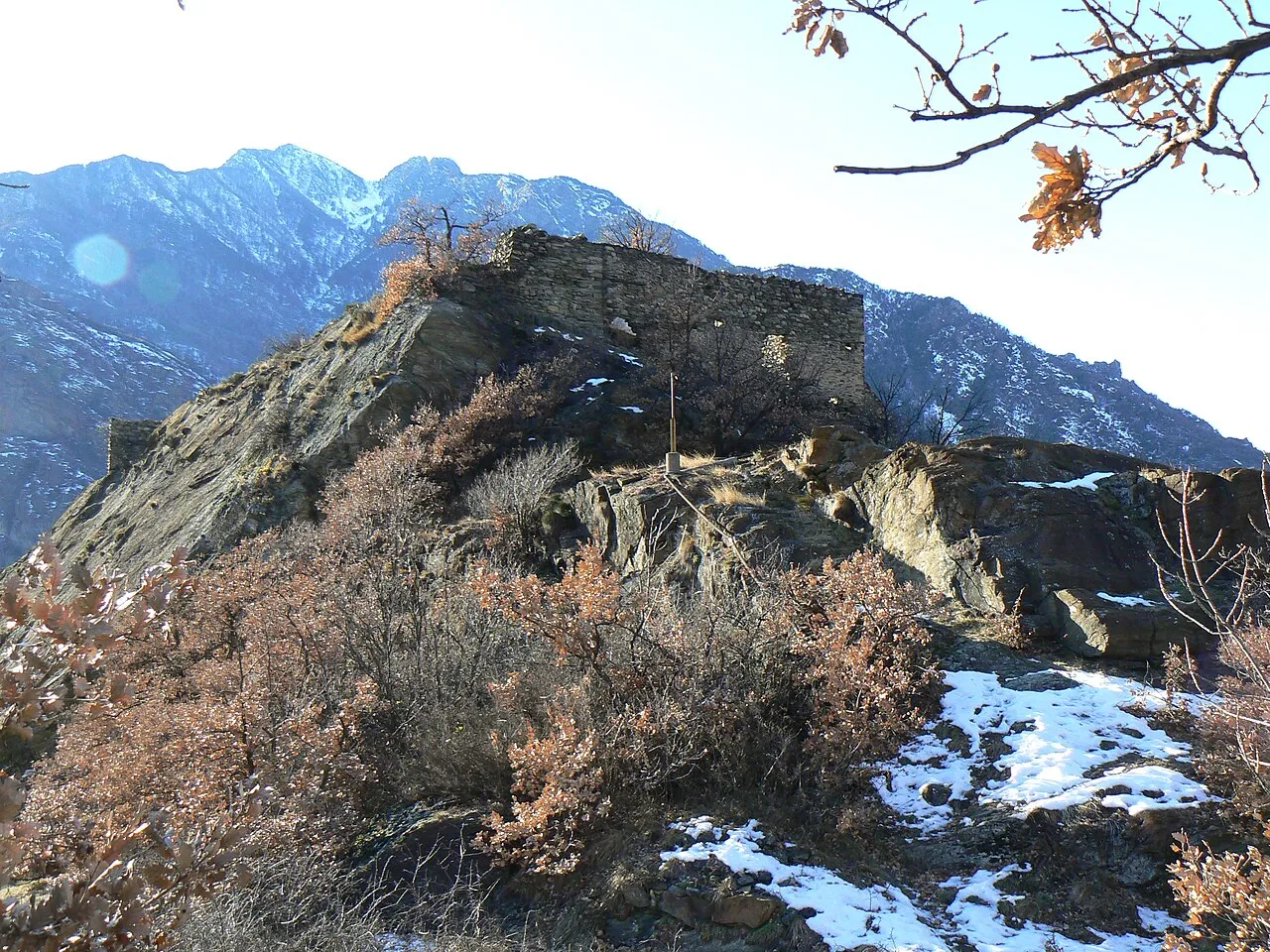 Le Château de Chenal – Un petit poste de guet en serpentine verte, au bord de la Via Francigena