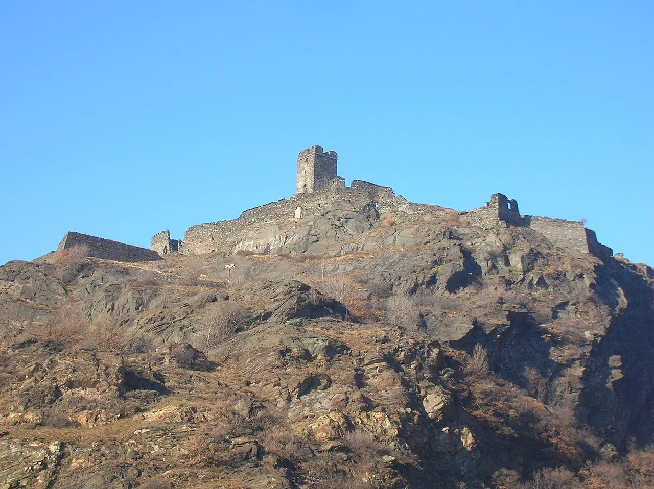 Le Château de Saint-Germain – La forteresse qui verrouillait le passage de Montjovet, démantelée sur ordre en 1661