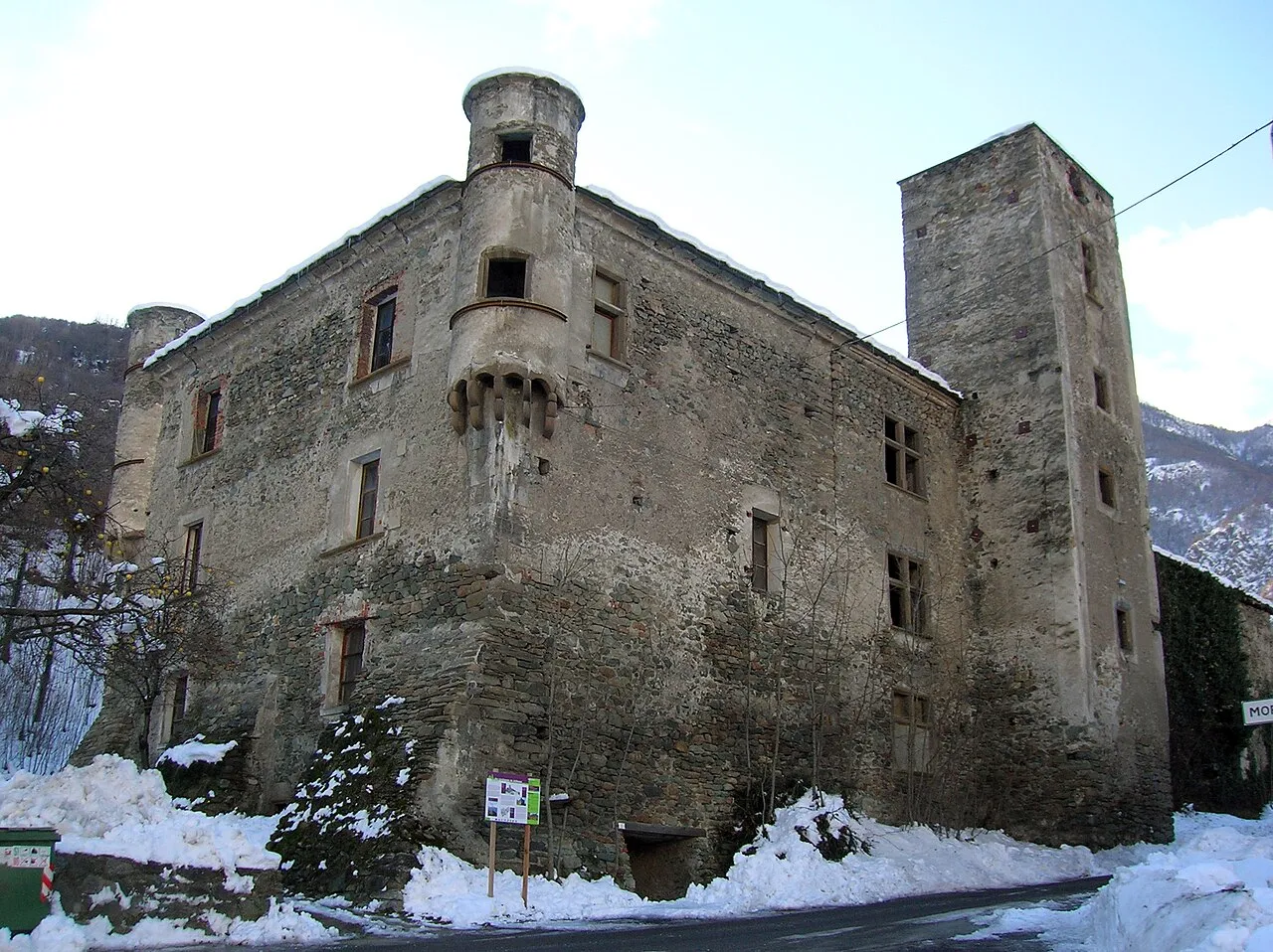 Le Château de Saint-Marcel – Un bloc carré des Challant, au débouché d'un vallon riche en mines