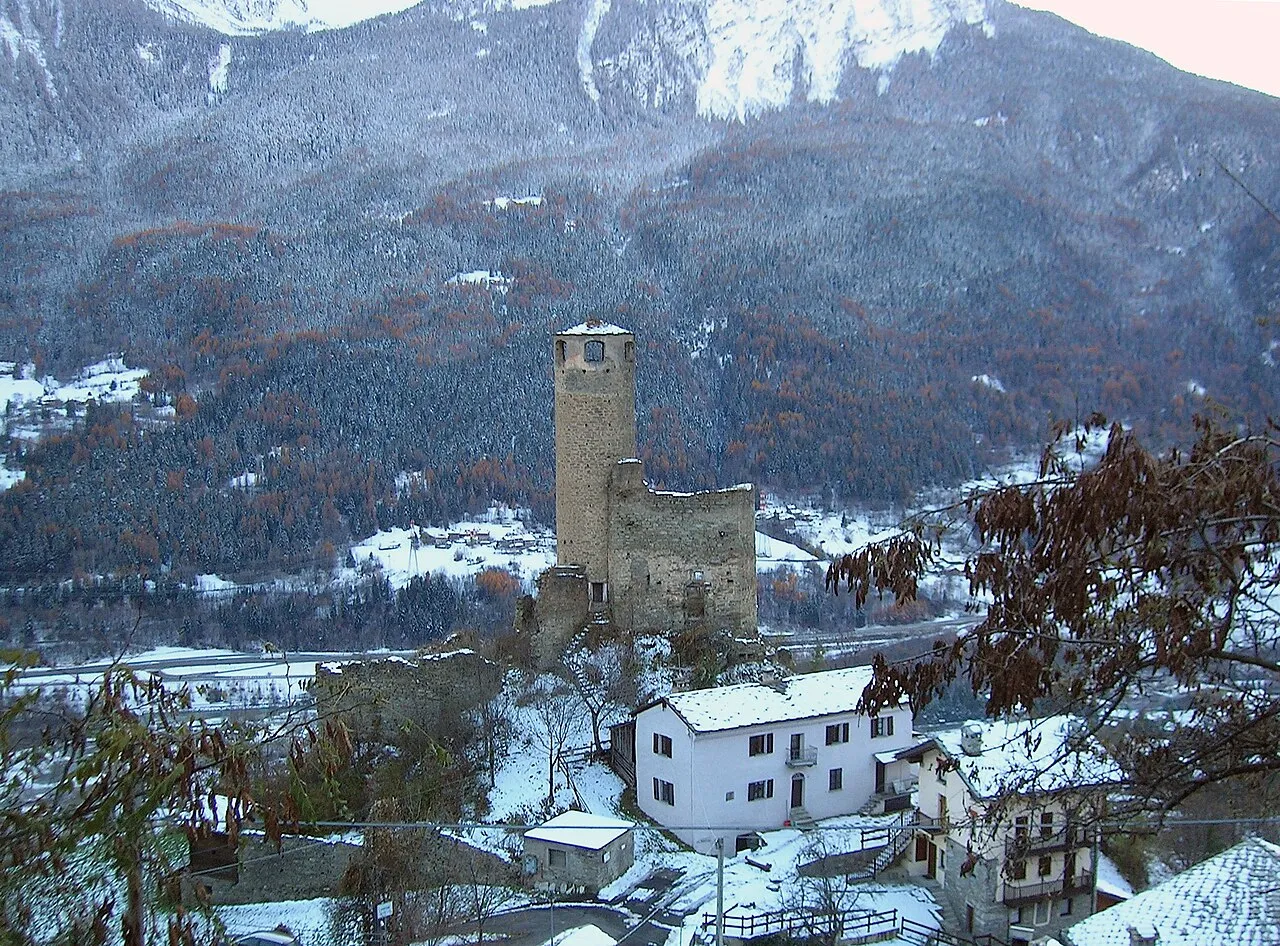 Le Château du Châtelard – Une tour ronde de l'évêque d'Aoste, au-dessus des vignes de La Salle