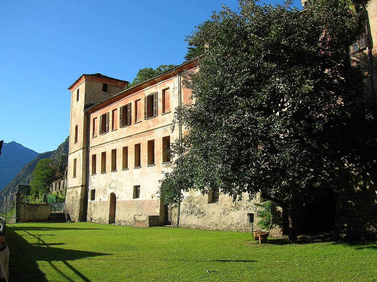 Le Château Vallaise – Une demeure baroque d'Arnad, peinte de héroïnes de la Bible