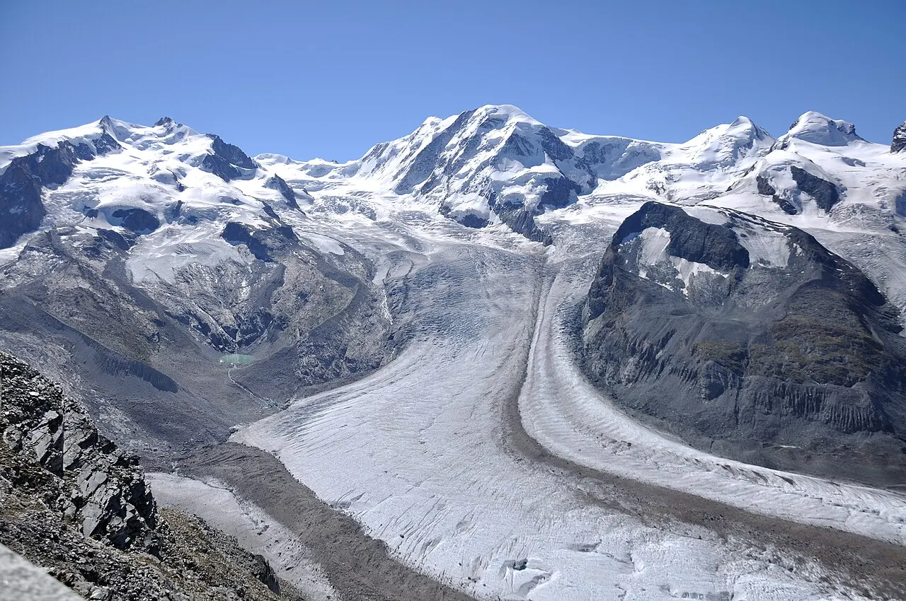 Le Lyskamm – Une longue arête de neige, surnommée « la mangeuse d’hommes »