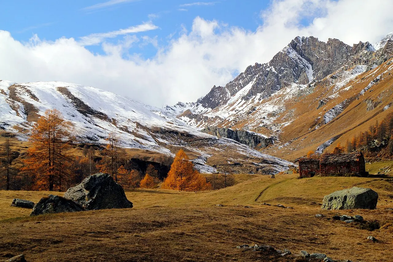 Le Mont Avic – Une aiguille de serpentine au cœur d’un parc de lacs et de pins