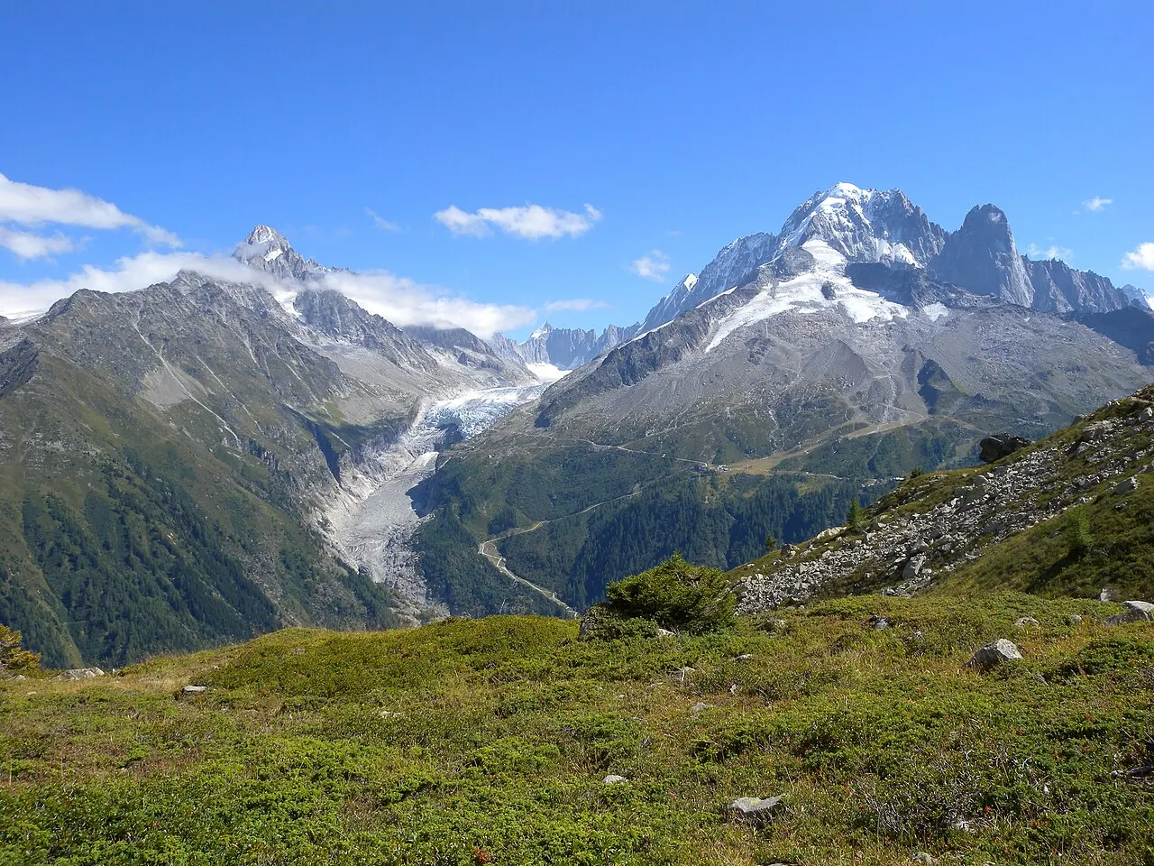 Le Mont Dolent – Le petit cône de neige où se touchent trois pays