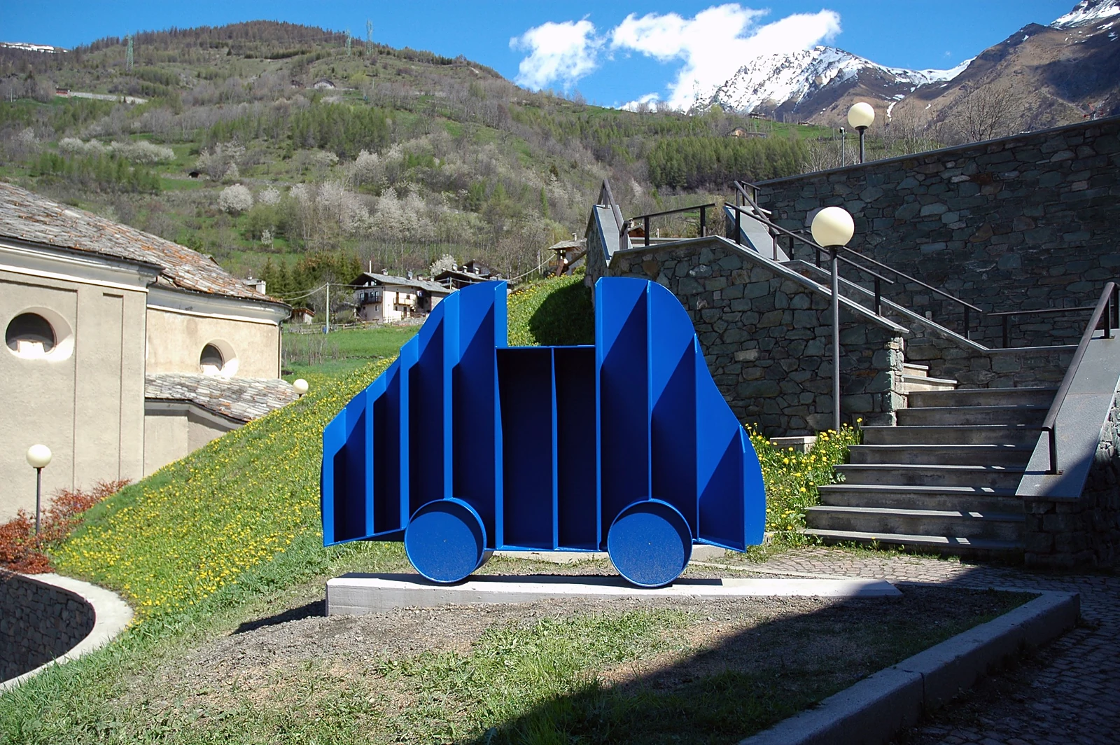 Le musée à ciel ouvert d’Étroubles – Vingt-deux œuvres dans les ruelles d’un village médiéval, sur la route du Grand-Saint-Bernard