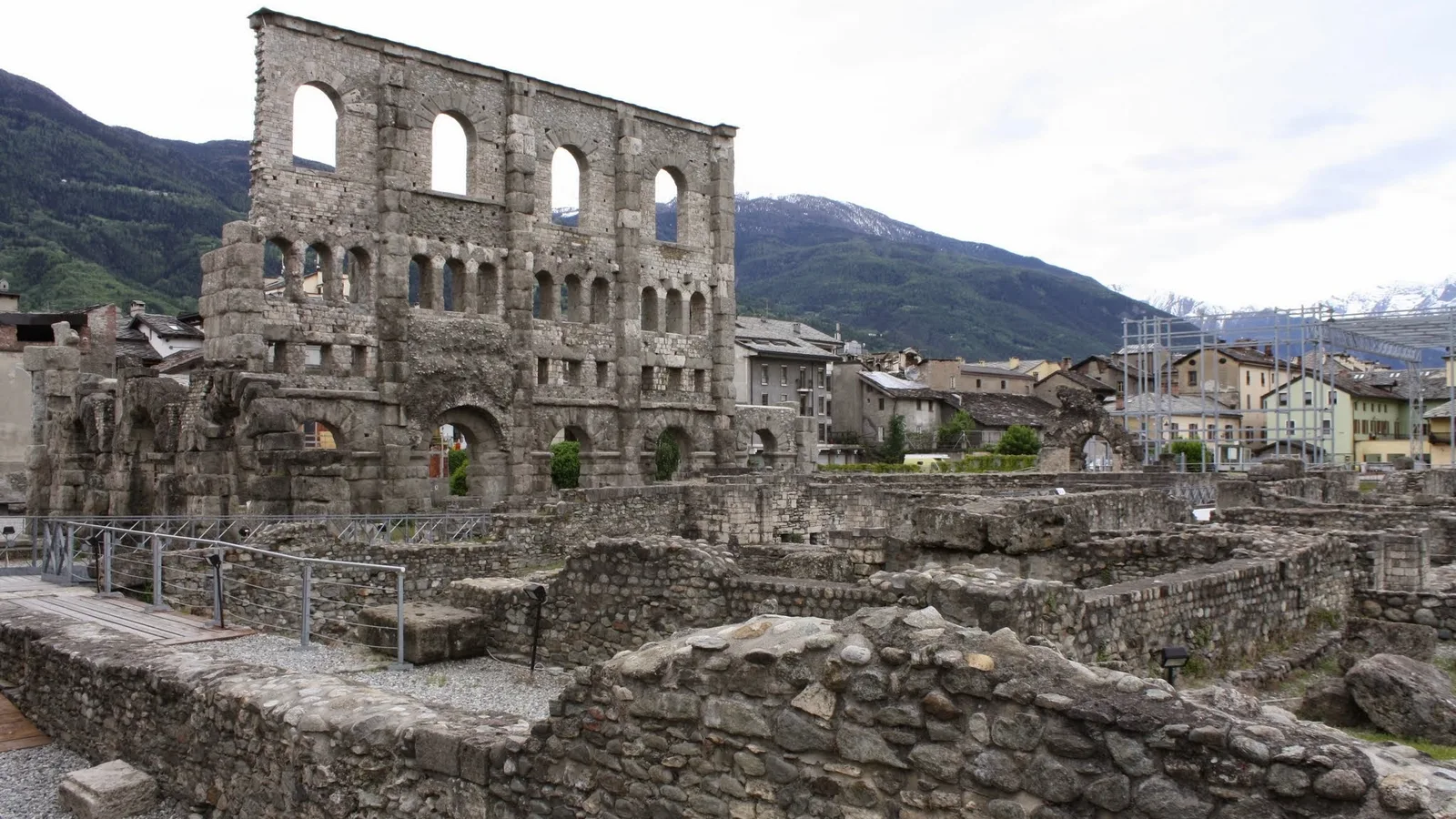 Le théâtre romain d’Aoste – Une façade de 22 mètres de haut, derrière laquelle 4 000 spectateurs prenaient place