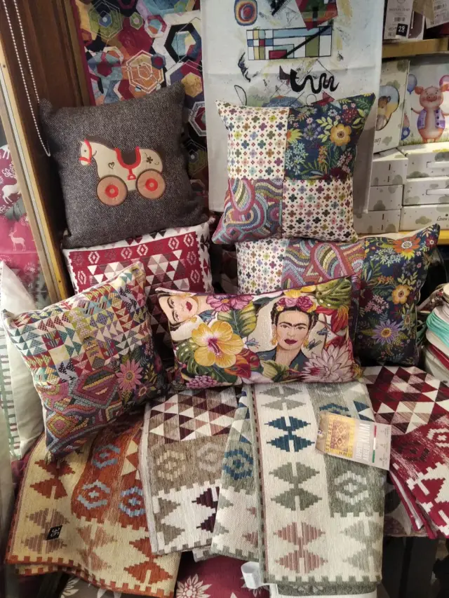 Coussins et tapis aux motifs kilim