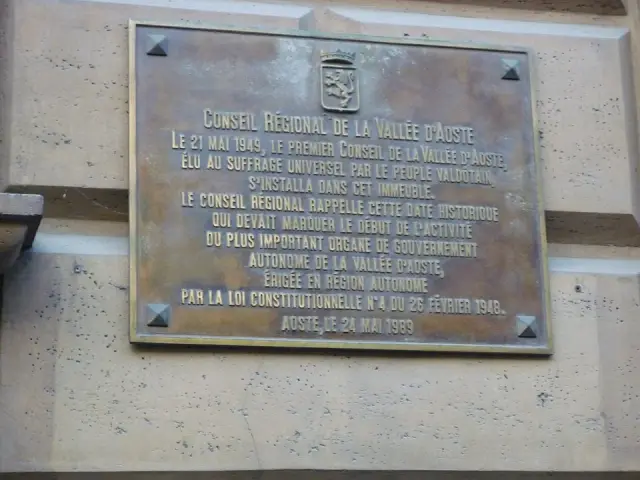 Plaque rappelant l'installation du premier Conseil de la Vallée, le 21 mai 1949