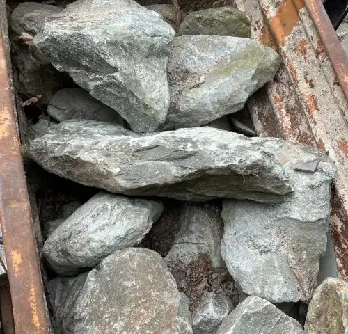 Blocs bruts de pierre ollaire