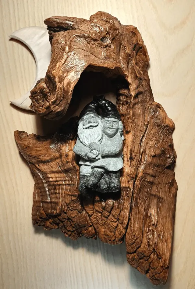 Gnomes en pierre ollaire dans un écrin de bois