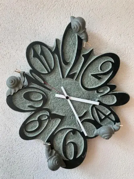 Horloge murale en pierre ollaire