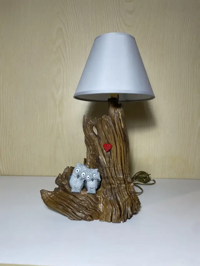 Lampe en bois et chouettes en pierre ollaire