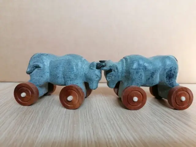 Deux reines en pierre ollaire sur roues de bois