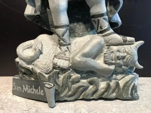 Saint Michel terrassant le démon, en pierre ollaire
