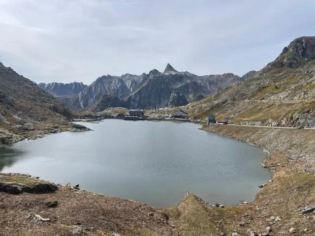 Le lac du Grand-Saint-Bernard