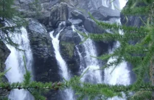 Lire la suite à propos de l’article Les cascades de Lillaz