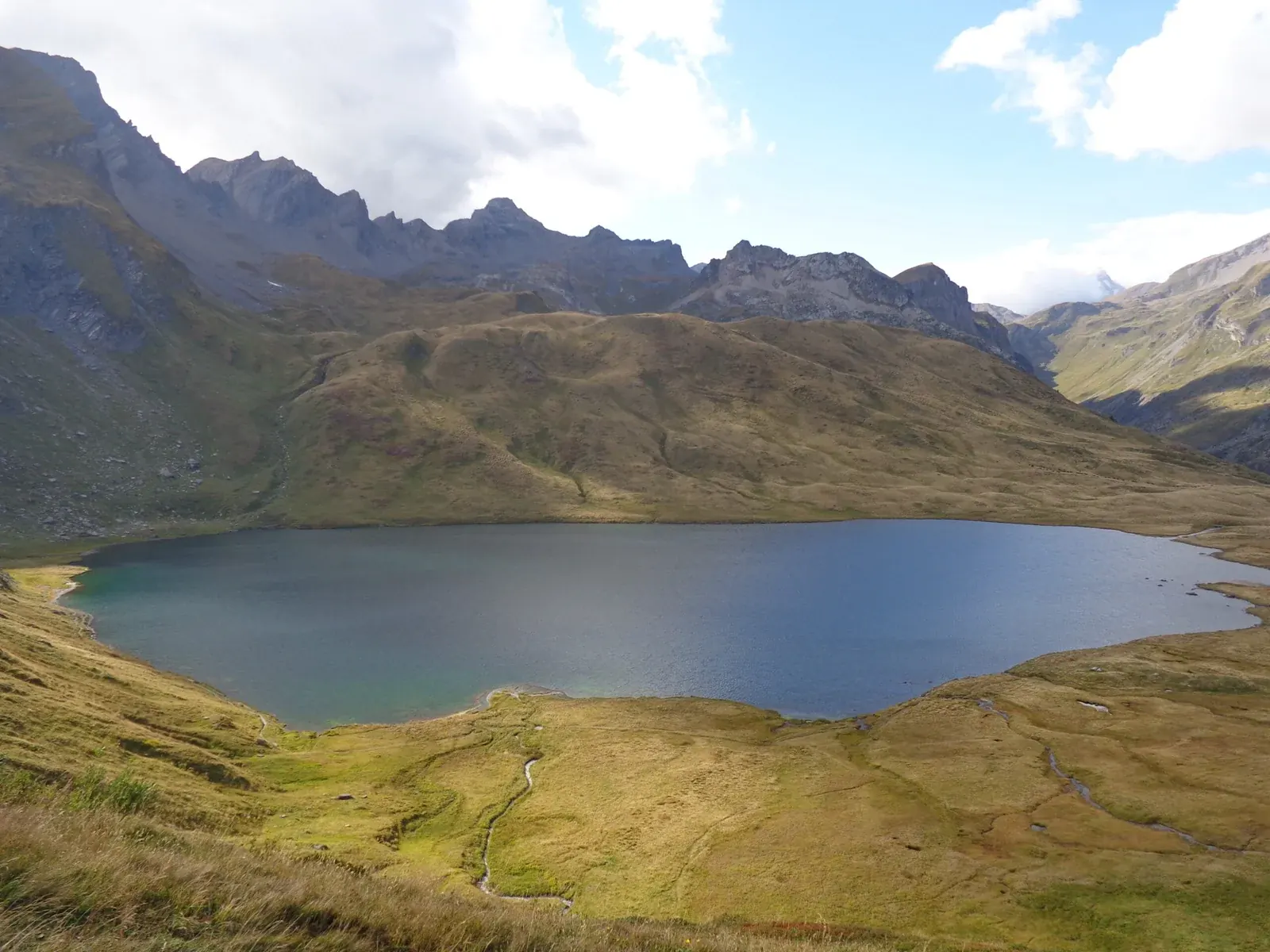 Lake Verney and the surrounding mountains